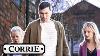 Kit Trouve Brody Effondré Sur Le Sol Dans Coronation Street