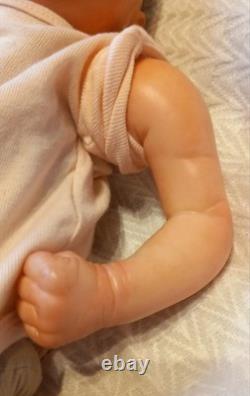 Poupée reborn neuve, authentique, petite 'Callie' avec cheveux 43 cm